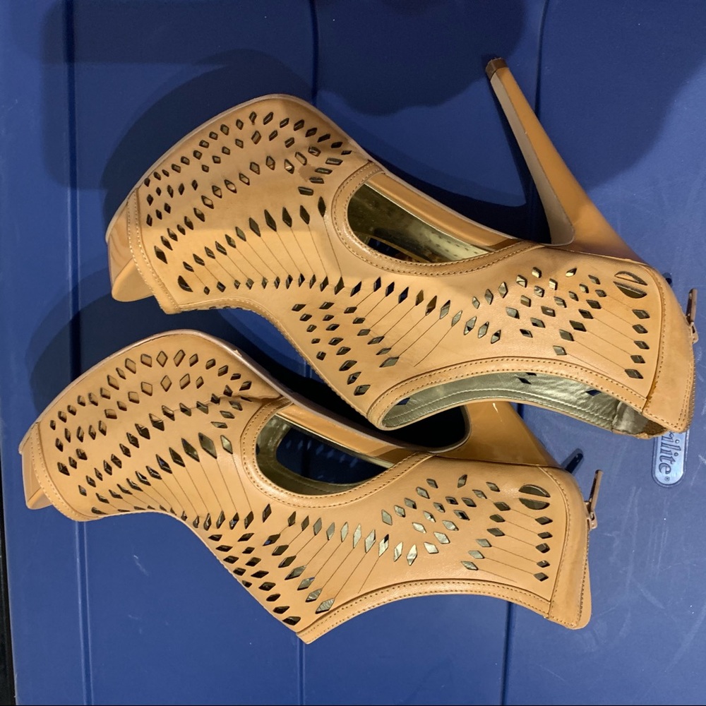 Size 8 Carlos 4 1/2” heel shoes